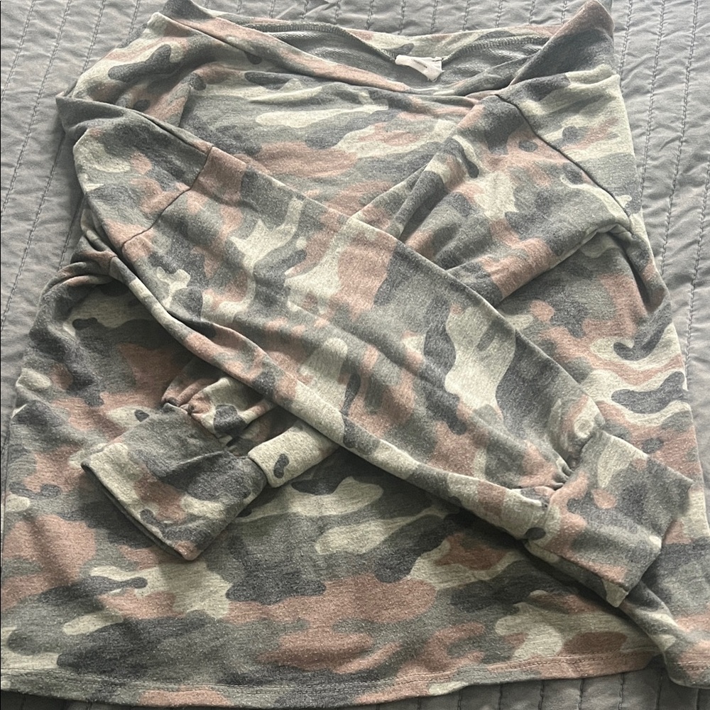 Le Lis Camouflage Long Sleeve Top - Gray, Pink, Green